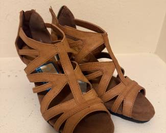 SIZE 6 HEELS $10.00