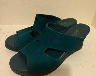 GREEN SUEDE WEDGE SIZE 6 $10.00