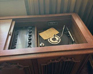 Record player/ radio cabinet that WORKS