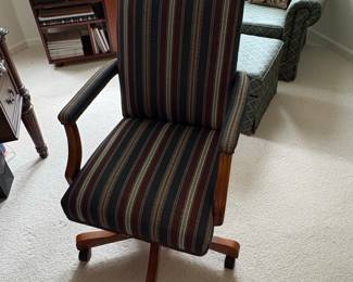 Traditional Upholstered Swivel Office Chair
