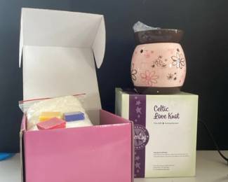 Scentsy Celtic Knot Wax Warmer With Wax Melt Kit