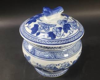 Lot 395  Chinese blue and white porcelain lidded jar
