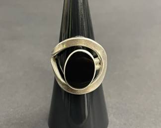 Lot 415h  Vintage sterling silver and onyx ring