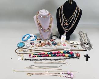 Lot 29  Group of costume jewelry, necklacess, rings,