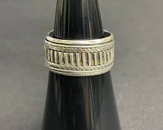Lot 683h  Vintage sterling silver band ring