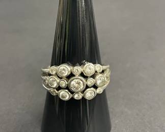 Lot 600h  Sterling silver ring with cubic zirconia