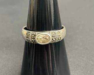 Lot 750h  Vintage sterling silver ring with gemstone