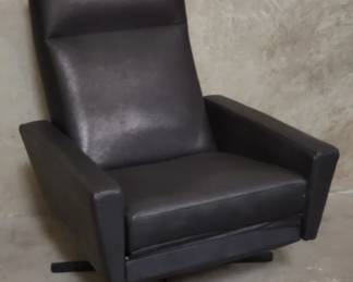 039  Lot 521  Komfort Danish leather reclining chair