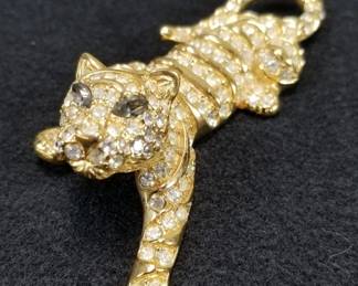 099  Lot 178  Vintage signed Trifari TM goldtone crouching