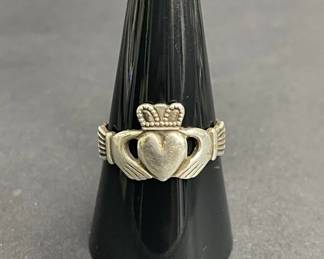 Lot 420h  Vintage Ireland sterling silver Claddagh ring