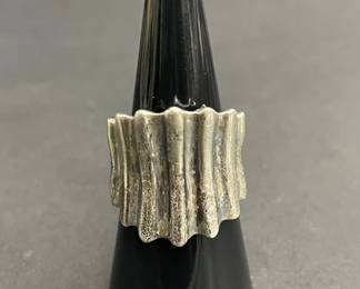 Lot 480h  Vintage sterling silver ribbed ring