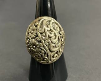 Lot 425h  Vintage sterling silver ring with floral