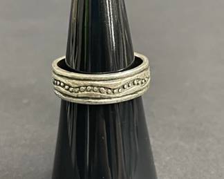 Lot 620h  Vintage sterling silver band ring