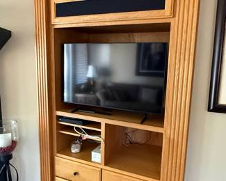 Amish Oak Entertainment Center with Hutch and Pilasters