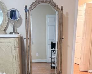Ajustable floor mirror