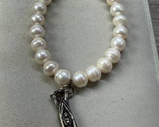 BAROQUE FRESHWATER PEARL STRETCH CHARM BRACELET