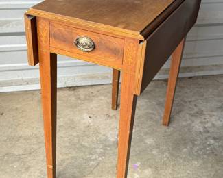ANTIQUE PEMBROKE DROP LEAF TABLE WITH DRAWER