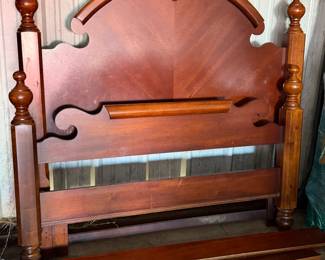 SOLID WOOD QUEEN SIZE POSTER BED WITH SIDE RAILS