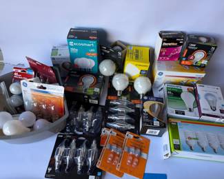 ASSORTED LIGHT BULBS