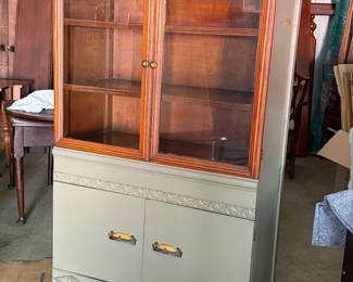 VINTAGE CHINA HUTCH WITH 4 DOORS & ROUNDED TOP