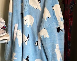 Polar Bear and Penguin Print Oversized Hoodie Blanket