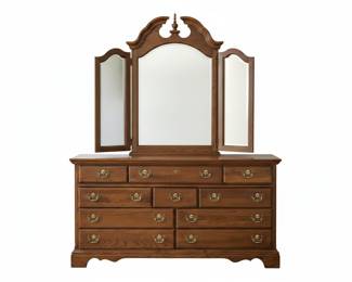 Thomasville Georgian Style Traditional Triple Dresser with Tri-Fold Mirror
