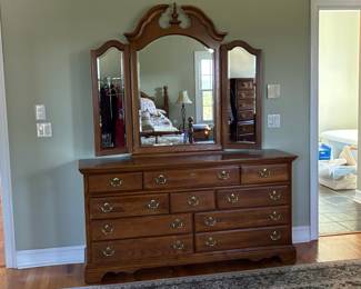 Thomasville Georgian Style Traditional Triple Dresser with Tri-Fold Mirror