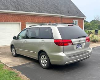 2004 Toyota Sienna Van - Leather Seats