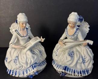 120 pairofblueandwhiteporcelainfigurin