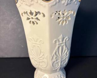 144 lenoxporcelainvasewithgoldtrim