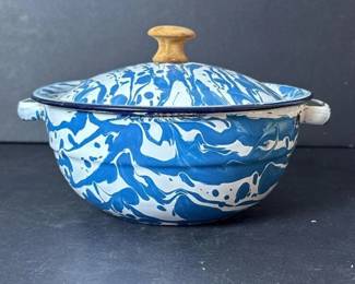 095 blueandwhiteenamelwarebowlwithlid