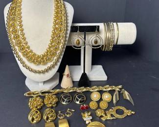 265 lotofvintagegoldtonedcostumejewelr