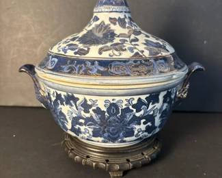 153 blueandwhiteliddedporcelaindecorati