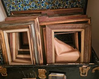 Assorted vintage frames