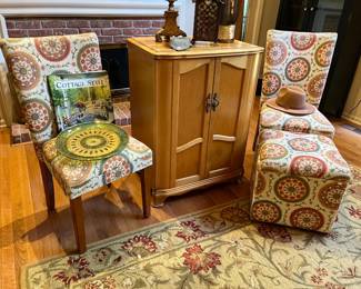 Accent Chairs 
