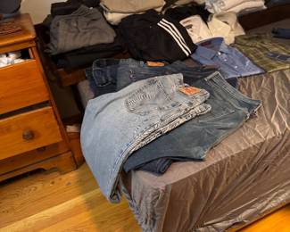 Men’s Levi’s Denim Jeans, Dress Shirts, Polo Shirts, Casual Pants, Sweatshirts, Sweaters and Assorted Clothing Collection