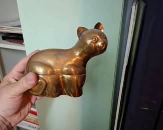 Brass Cat Figurine Trinket Box with Hinged Lid, Sculptural Feline Keepsake Container & Decorative Animal Collectible