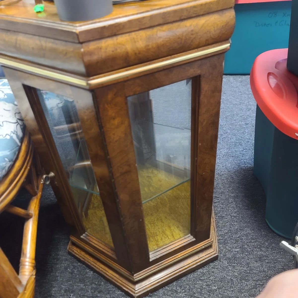 DREXEL short curio with 2 glass display shelves