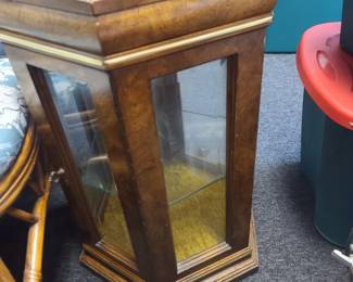 DREXEL short curio with 2 glass display shelves