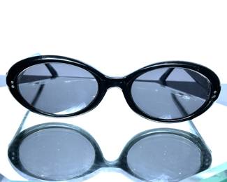 VINTAGE 1960s BLACK SUNGLASSES IN AN AUDREY HEPBURN STYLE