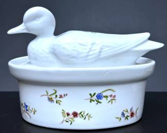DUCK ON NEST COVERED PORCELAIN DISH FOR CORDON BLUE