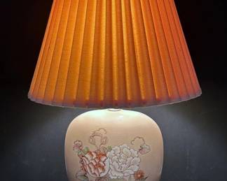 VINTAGE PORCELAIN PILLOW VASE TABLE LAMP