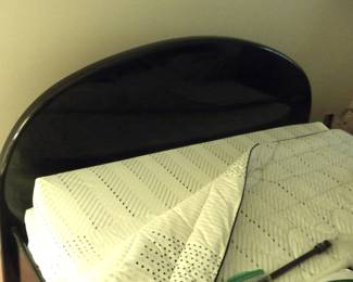 Queen bed/with bedding