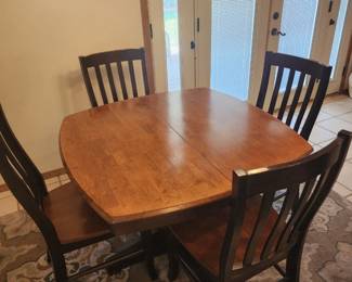 Kitchen Table with 4 chairs and a built in leaf