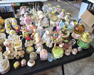 Collectable and vintage snow gloves, boxes and clocks