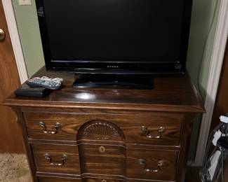 Small TV, Chester drawer