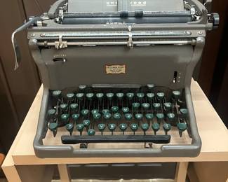 EXCELLENT condition Vintage Underwood Typewriter