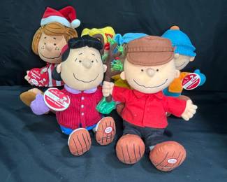  6 Hallmark Peanuts Charlie Brown Plush doll's