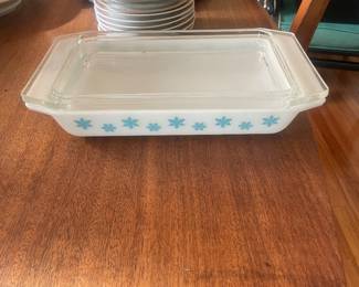 $38.00 - Vintage Pyrex Turquoise Snowflake Casserole Dish with Glass Lid