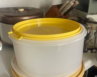 $15.00 - Tupperware Cake Carrier